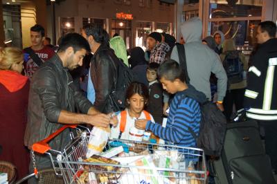 Am Abend kamen etwa 200 Fluechtlinge in Esslingen an